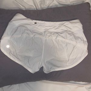 Lululemon size 6 white speed-up low-rise lined shorts 2.5”